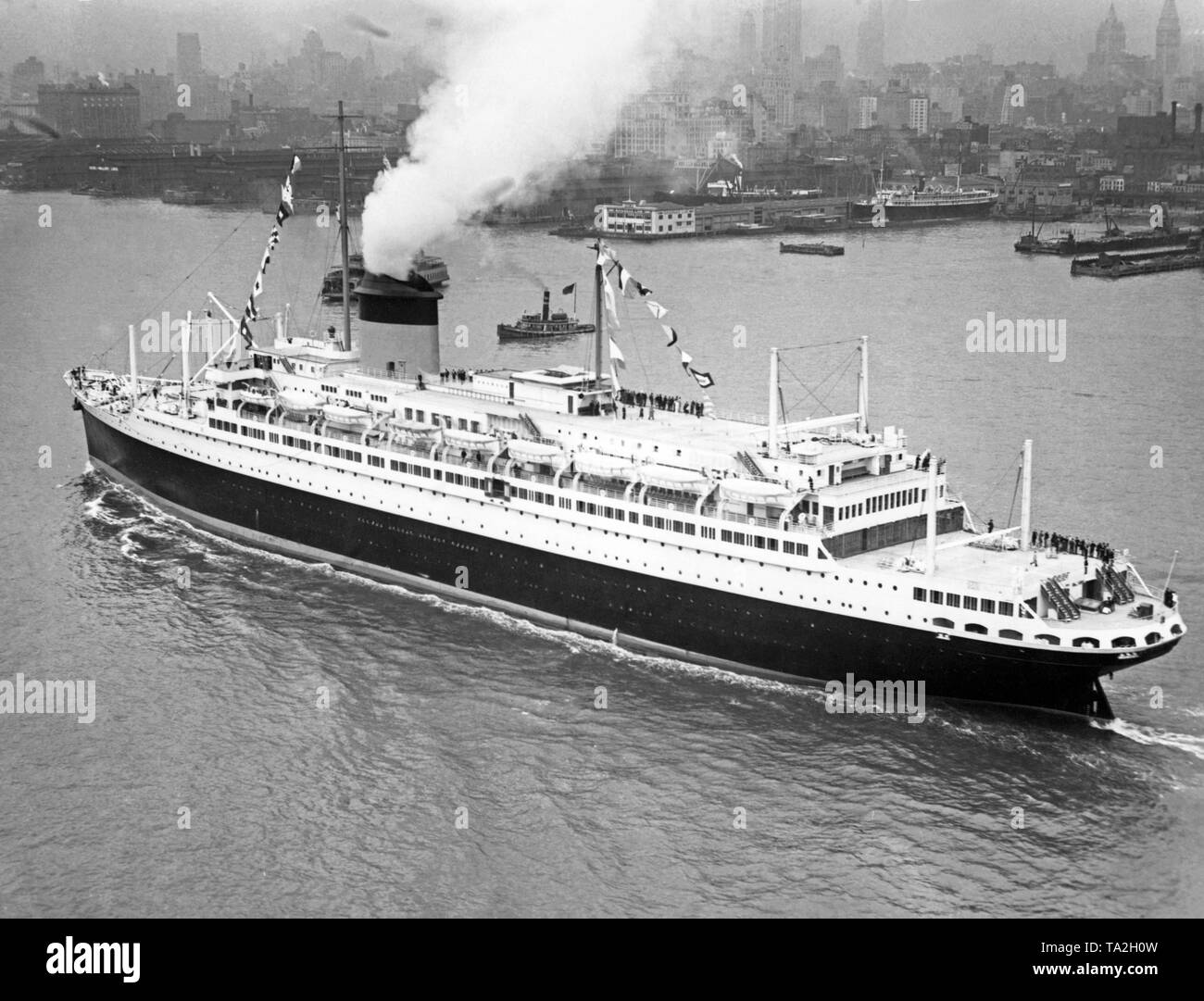 Die französische Ozeandampfer SS' Champlain" erreicht den Hafen von New York City. Stockfoto