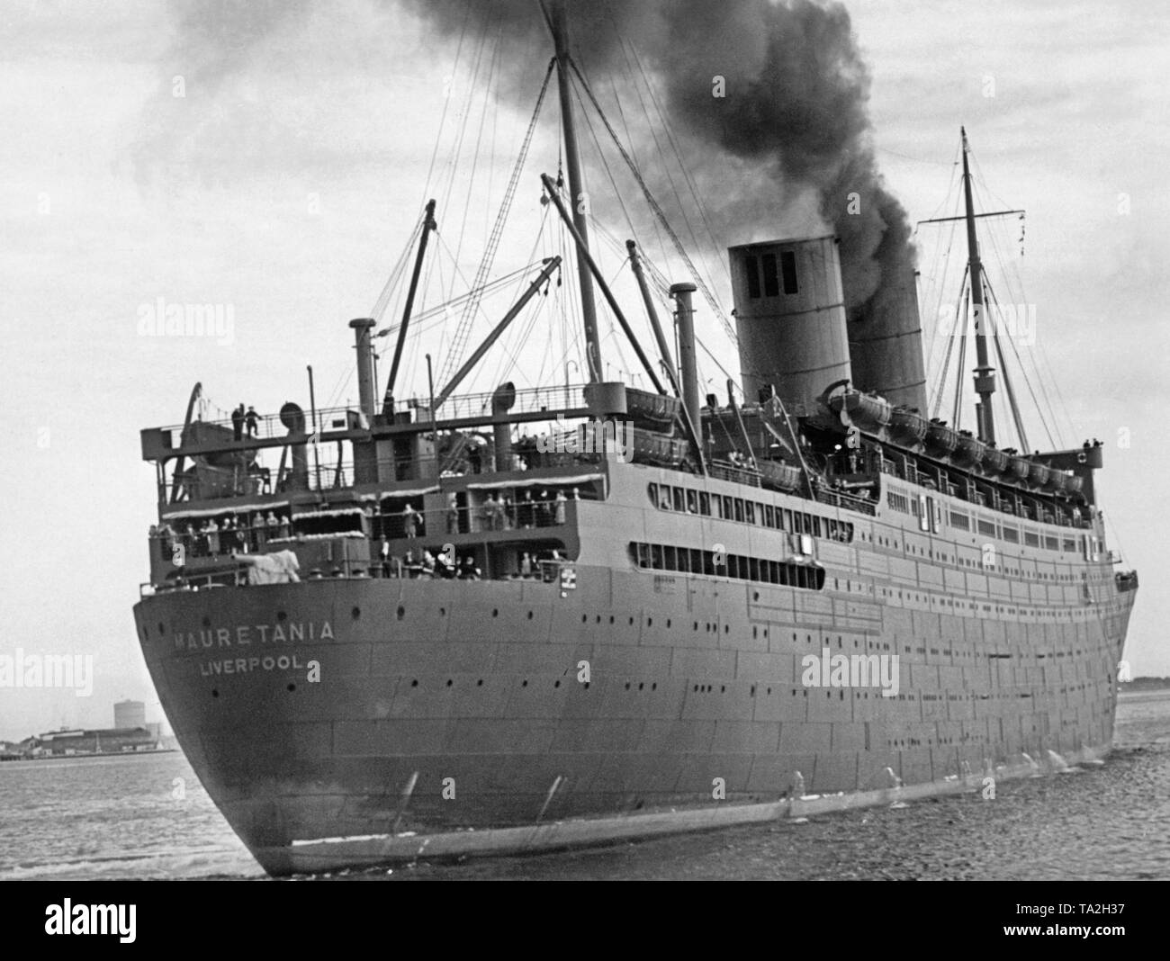 Die 'Mauretania' tritt in den Hafen von New York. Im Heck ist ein sechs Zoll Waffe gegen U-Boote zu verteidigen. Die 'Mauretania' wurde auch mit zwei 3-Zoll-flugabwehrraketen ausgestattet. Stockfoto