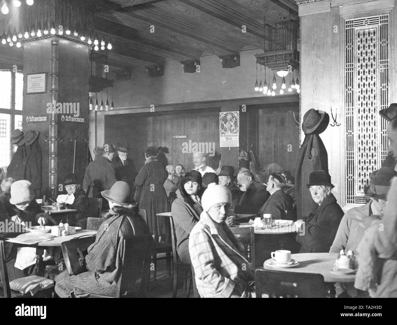 Die aschinger Restaurant, Berlin - Historische: Restaurants, Deutschland. Die aschinger Restaurant war berühmt in Berlin und weit darüber hinaus für die brotkörbe auf jedem Tisch, der von den Gästen kostenlos genutzt werden kann. Die aschinger in Berlin wurde 1892 gegründet und wurde vor allem für seine grosse stehende Bier Hallen bekannt. Der erste Store namens "Bierquelle" wurde am 1. September 1892 in die Neue Rossstrasse 4 geöffnet. Weitere Orte an belebten Orten wie Leipzig, Potsdamer Platz und der Friedrichstraße, Rosenthaler Platz, Alexanderplatz, Hackescher Markt und Werderschen Markt. Stockfoto