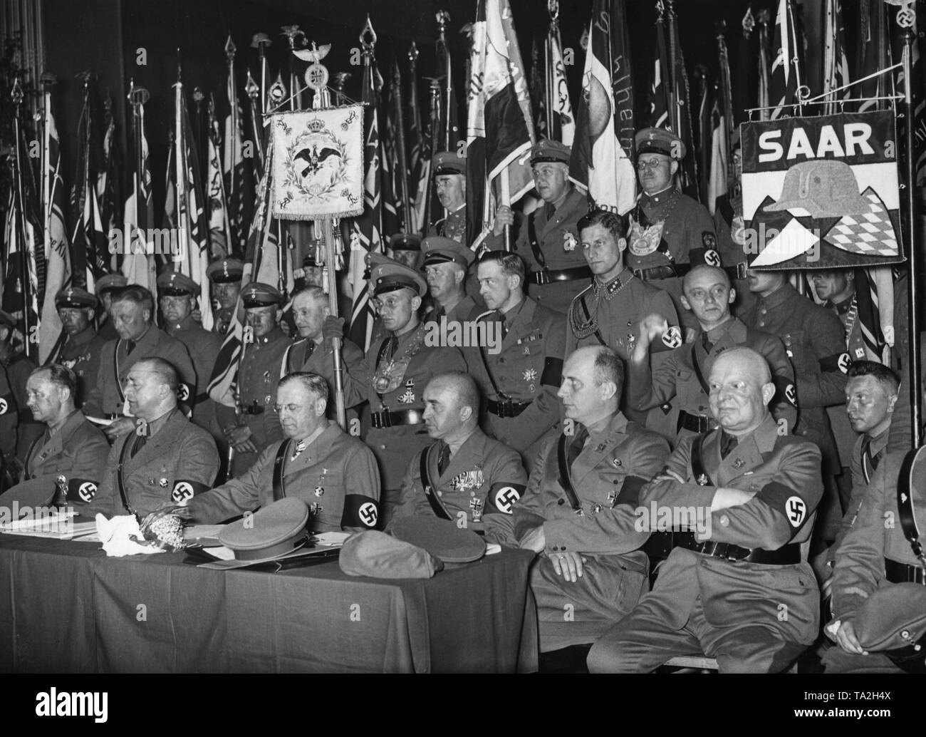 Bundesfuehrer (bundesvorsitzende) von Franz Seldte hält eine Rede bei der Reich Leadership Meeting der Allianz der Roten Front-Fighters (Stahlhelm) im Rathaus der Stadt Magdeburg. Von links, Mitbegründer und Rechtsanwalt Rudolf Schaper, Bundeskanzler Theodor Gruss, Bundeskanzler Johannes Bock, Bundespressechef Wilhelm Kleinau und Mitbegründer und Rechtsanwalt Gustav Buenger. Es gibt auch ein Abgeordneter der Saar unter den Fahnen und Standards. Stockfoto