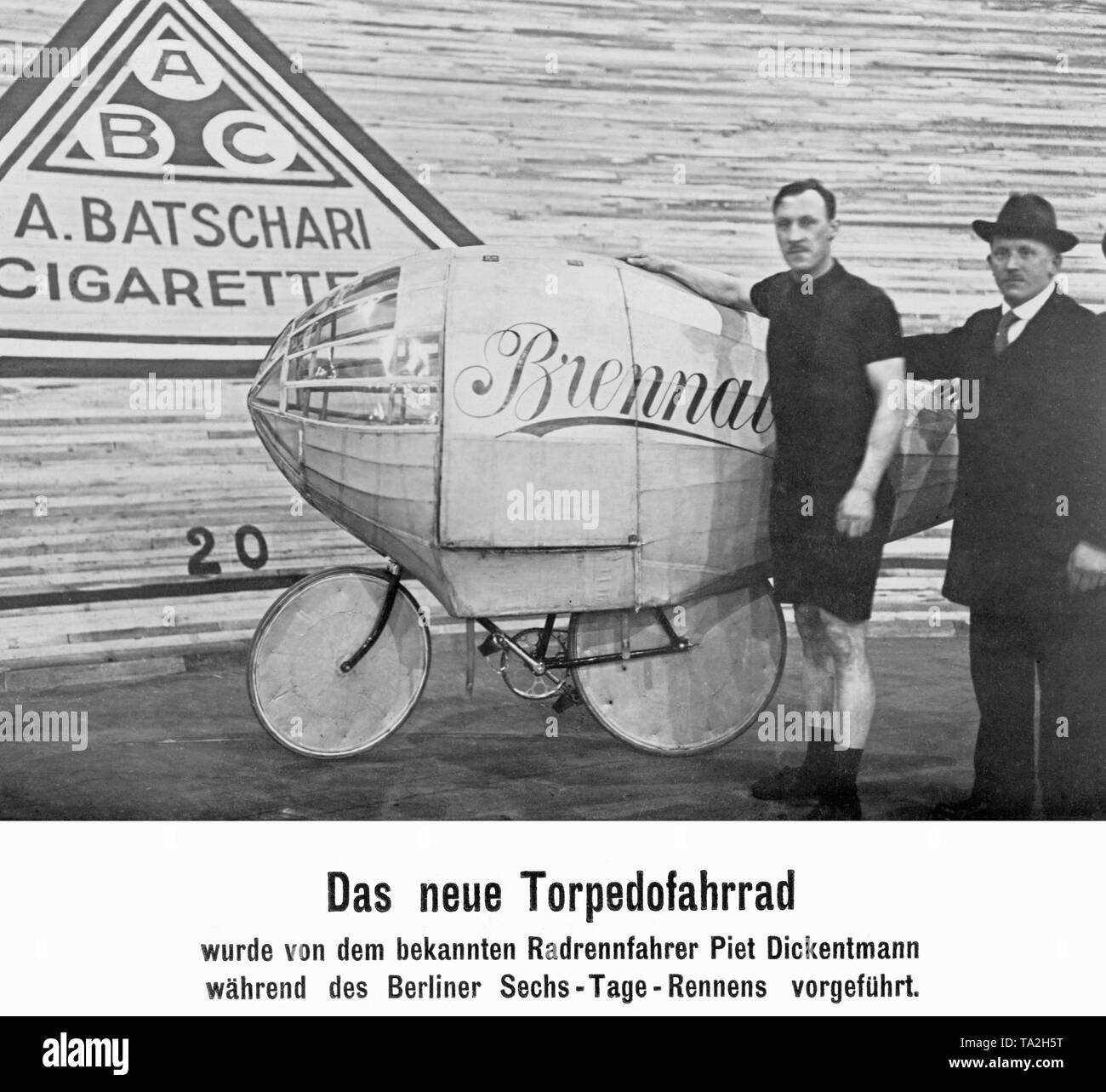 Die deutsche Radfahrer Piet Dickentmann präsentiert den "Zyklus" in Berlin während der sechs Tage Rennen torpedieren. Stockfoto