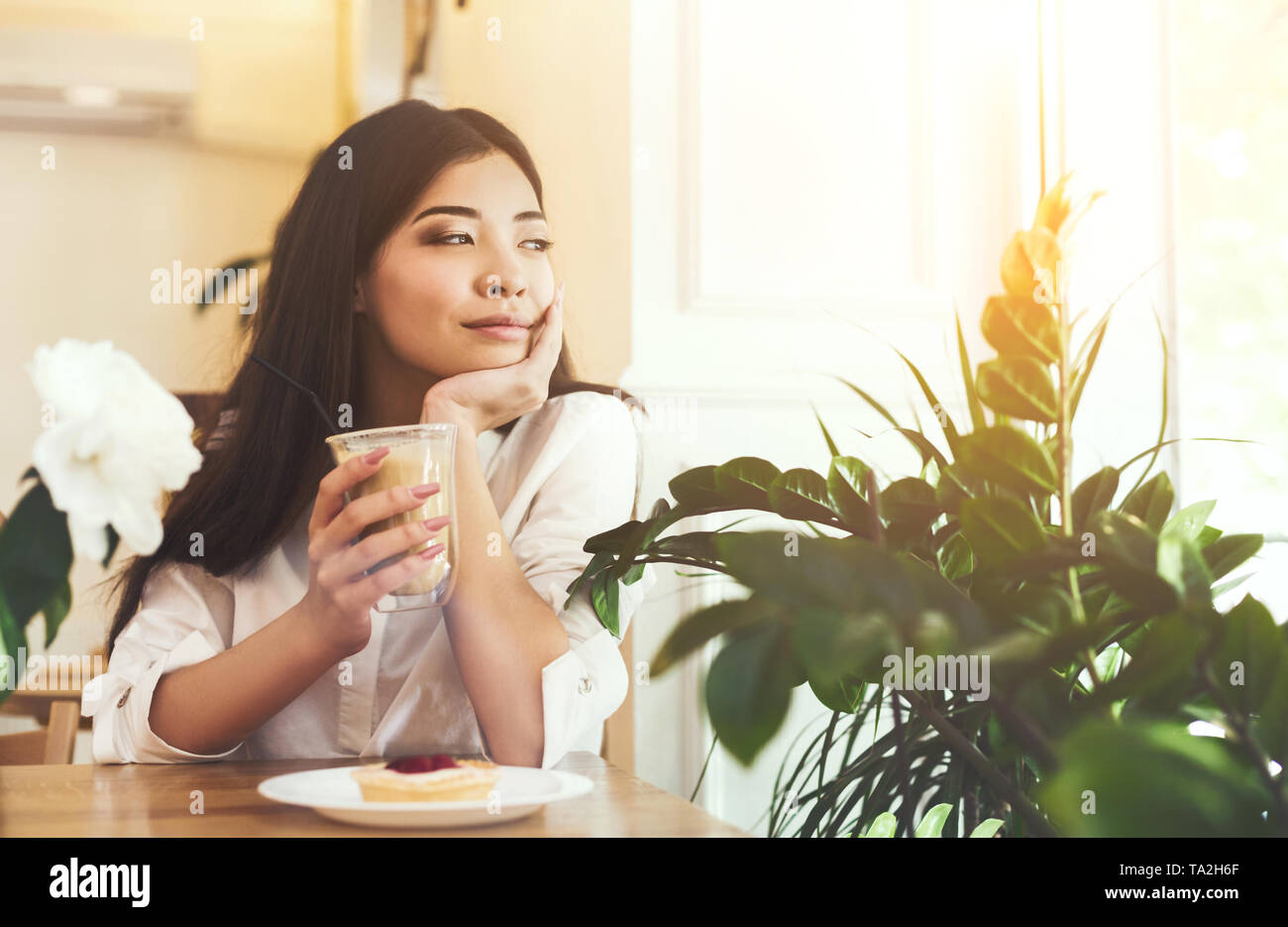 Attraktive Asiatin im Cafe sitzen und Träumen Stockfoto