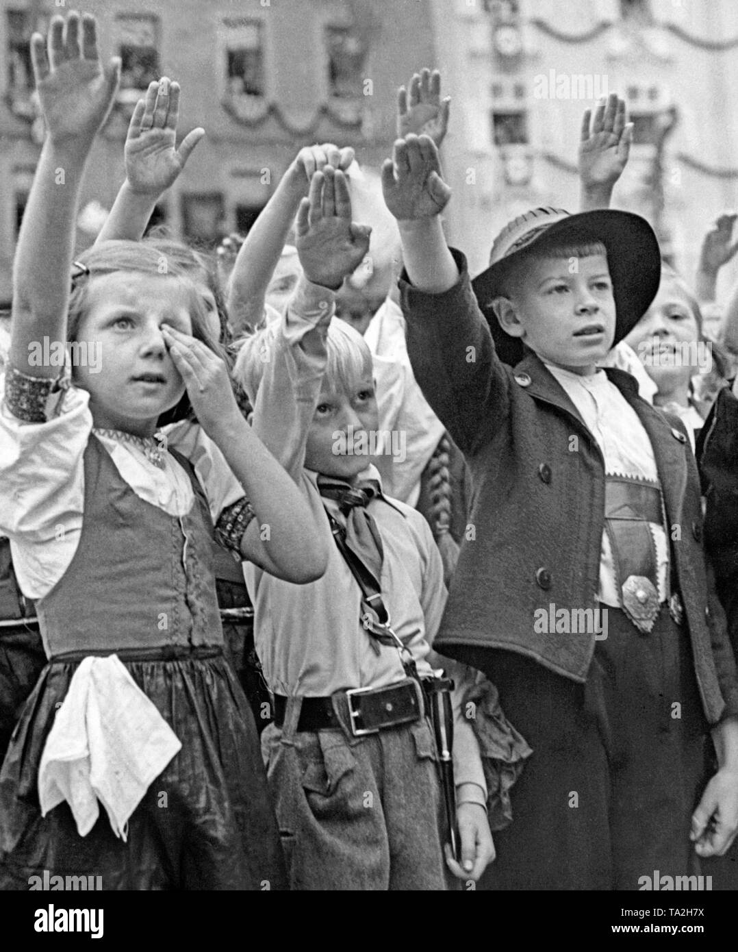 Eine Gruppe von Kindern geben Adolf Hitler den Hitlergruß am 3. Oktober 1938, bei seinem Besuch in Cheb während der Besetzung des Sudetenlandes. Stockfoto
