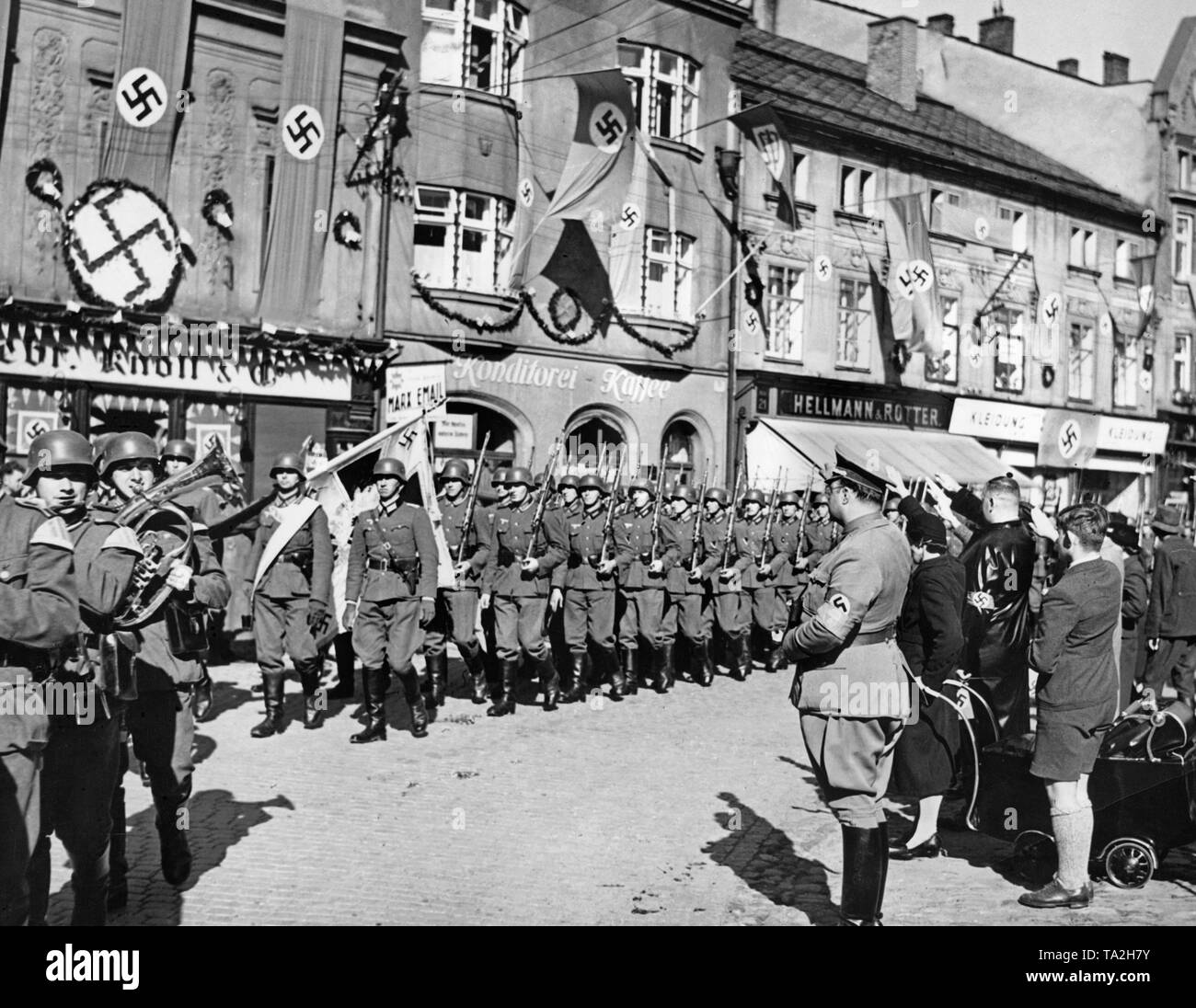 Deutsche Truppen im März in die Stadt Jaegerndorf (heute Krnov) am 7. Oktober 1938. Die Leute geben die Soldaten den Hitlergruss. Stockfoto