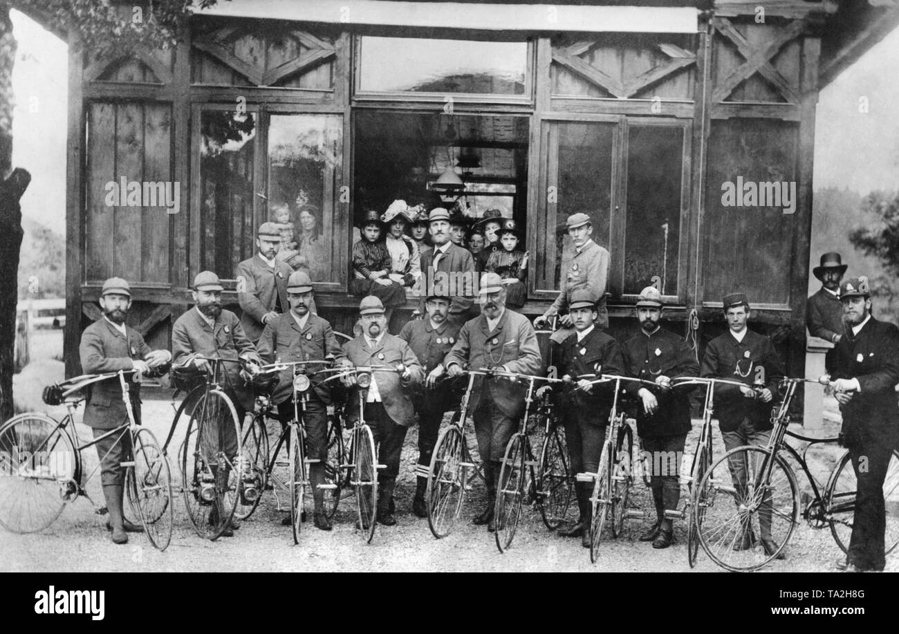 Mitglieder einer Cycling Club mit Familienmitgliedern in München Stockfoto