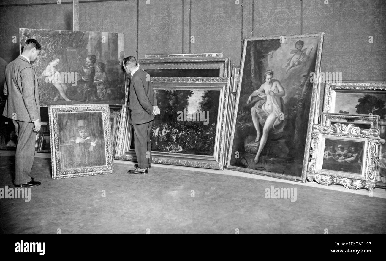 Im Auktionshaus Lepke in Berlin Kunstschätze aus dem Russischen privaten Eigentums wurden auf Betreiben der sowjetischen Regierung versteigert. Aufgrund der zahlreichen Beschwerden von russischen Emigranten in Berlin, das Amtsgericht bestellt einen Bruch in der Auktion und die Ausgrenzung von einigen Stücken aus der Auktion kurze Zeit später. Stockfoto