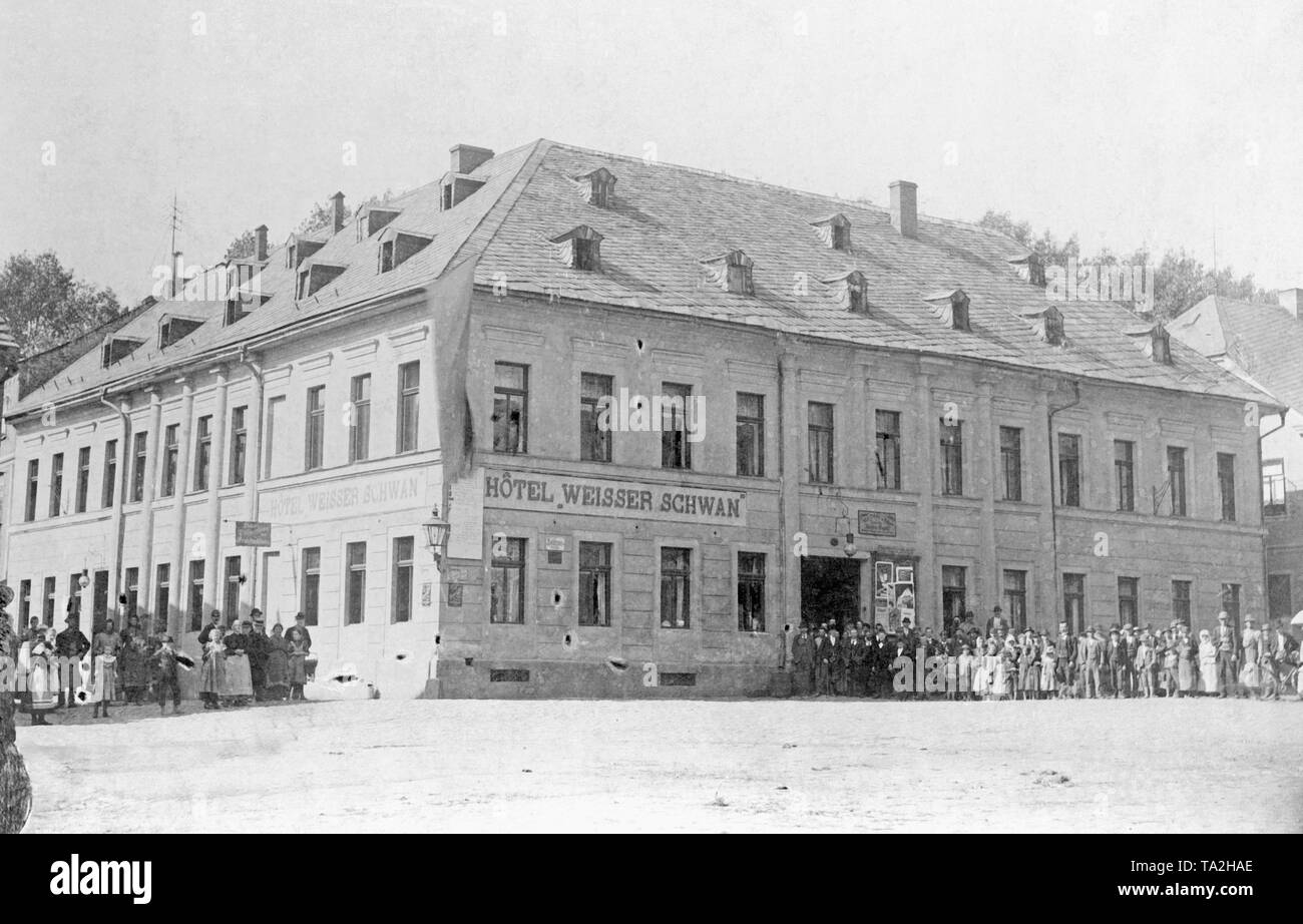 Eine Menschenmenge vor dem 'Weisser Schwan" Hotel anlässlich der Unruhen in Graslitz in Böhmen. Stockfoto