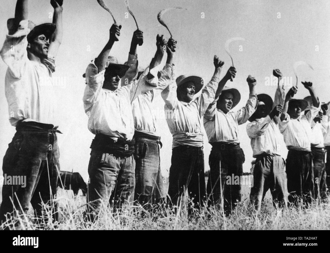 Foto von einer Gruppe von andalusischen Landwirte, die die Kommunisten während des Bürgerkriegs verbunden. Die Landwirte tragen weiße Blusen, Hosen, Strohhüte, und halten Sie die sicheln in der Luft, die ein Symbol der Kommunisten. Stockfoto