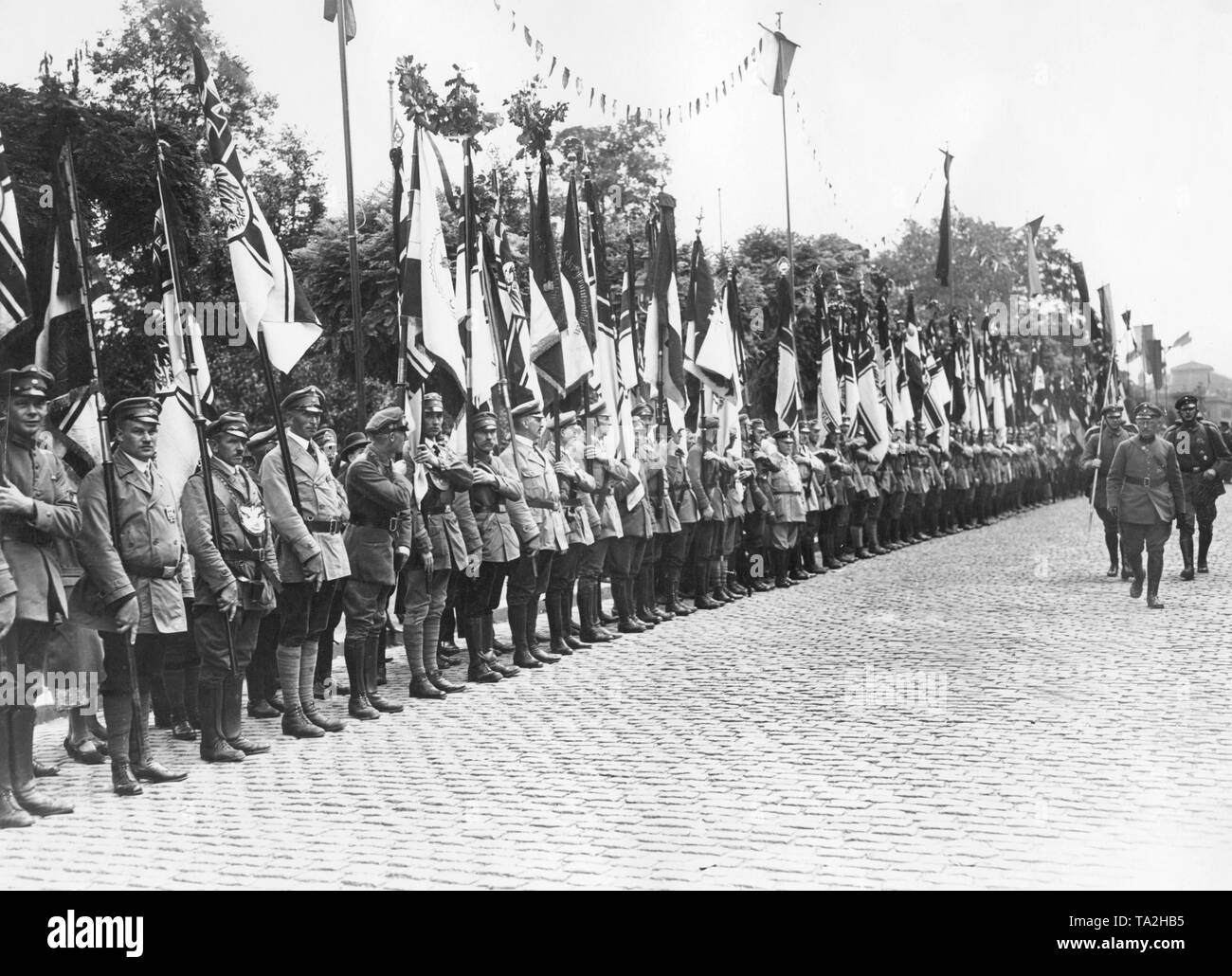 Während des Besuchs von Reichspraesident Hindenburg in Mainz Mitglieder der Stahlhelm, Line up für eine Parade mit ihren Reichskriegsfahnen, einer ihrer Anführer der Truppen kontrolliert. Stockfoto