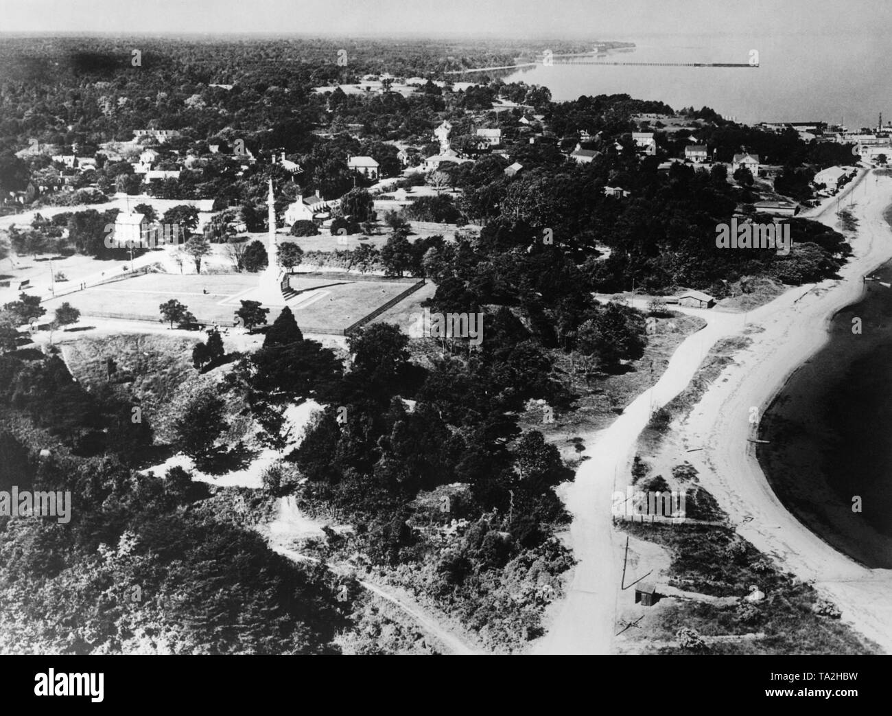 Blick auf die Stadt von Yorktown im amerikanischen Bundesstaat Virginia. Im Vordergrund, die Siegessäule, das 1881 für die Gefallenen der kolonialen Krieg gebaut wurde. Stockfoto