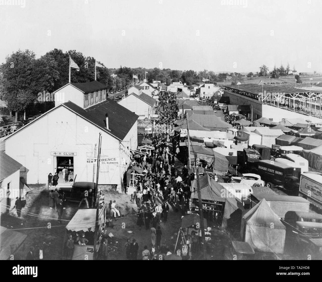 Blick über das Messegelände in Beaver Dam, den Zustand von Wisconsin, am 21. Oktober 1937. Auf der linken Seite, die festen Gebäude des Marktes. Am Recht, provisorische Zelte. Stockfoto