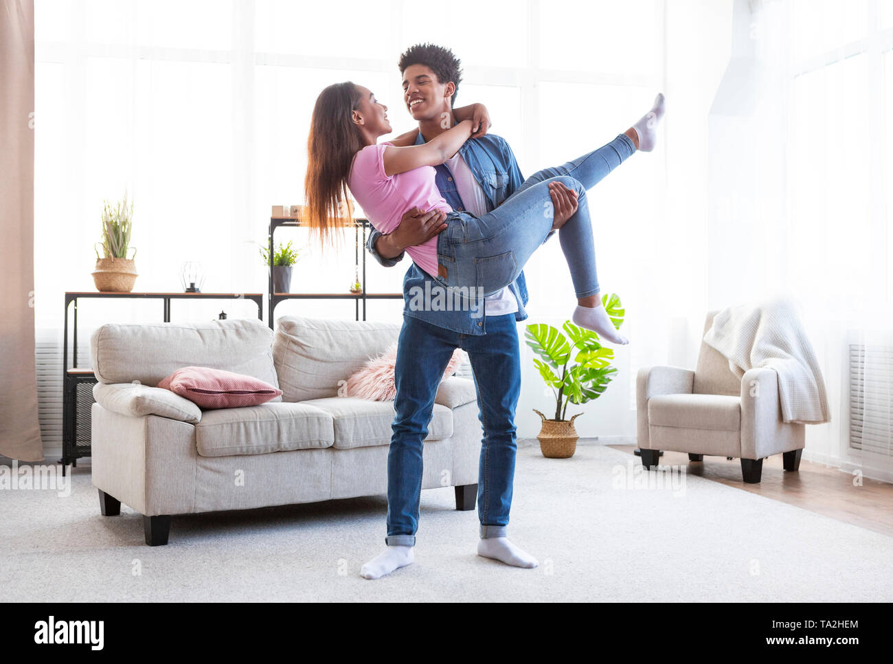 Romantische jugendlich afrikanische amerikanische Paar tanzen zu Hause Stockfoto