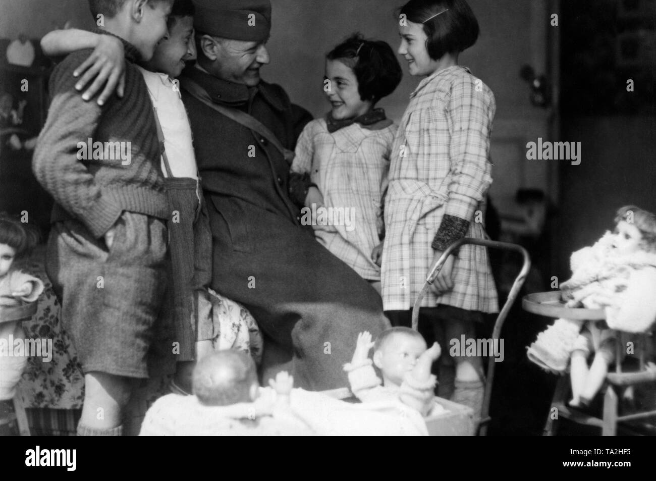 Ein ehemaliger französischer Soldaten aus der Gefangenschaft entlassen Nach der Rückkehr in seine Familie. Er wurde entlassen, weil er hat vier Kinder. Stockfoto