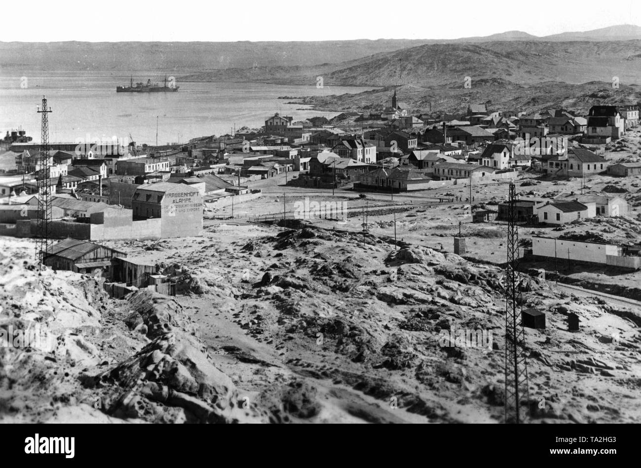 Blick aus dem Inneren der Küstenstadt Lüderitz Bucht, der ehemaligen deutschen Kolonie Deutsch Südwestafrika. Im Hintergrund ist das Meer. Stockfoto