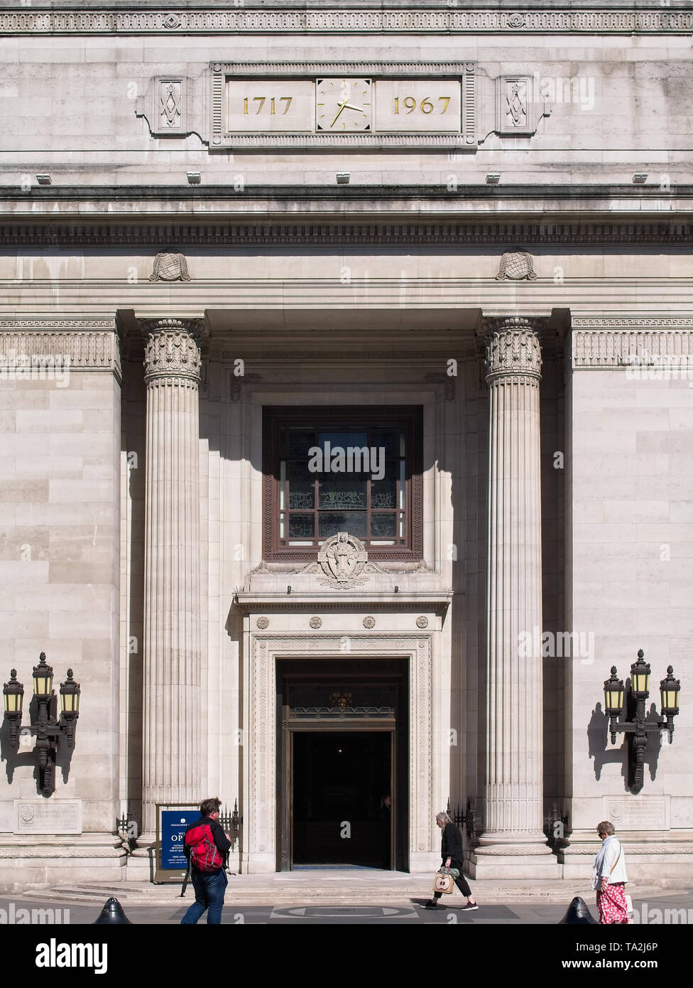 Vor dem Eingang der Freimaurer Hall, das Hauptquartier der United Grand Lodge und Supreme Grand Kapitel der Royal Arch Maurer von England. Stockfoto