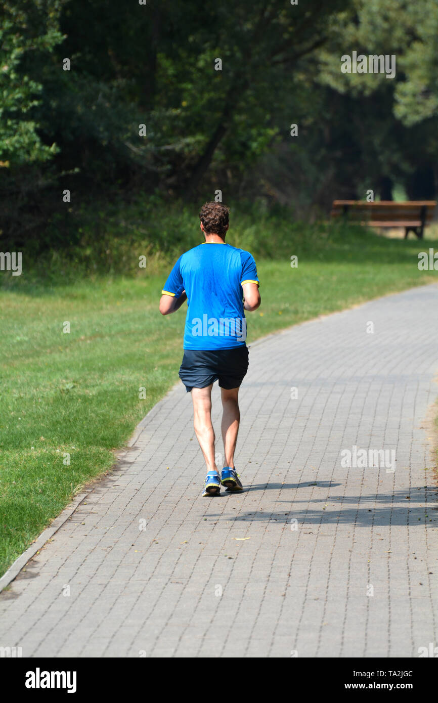 Jogger in einem Park in Magdeburg. Stockfoto
