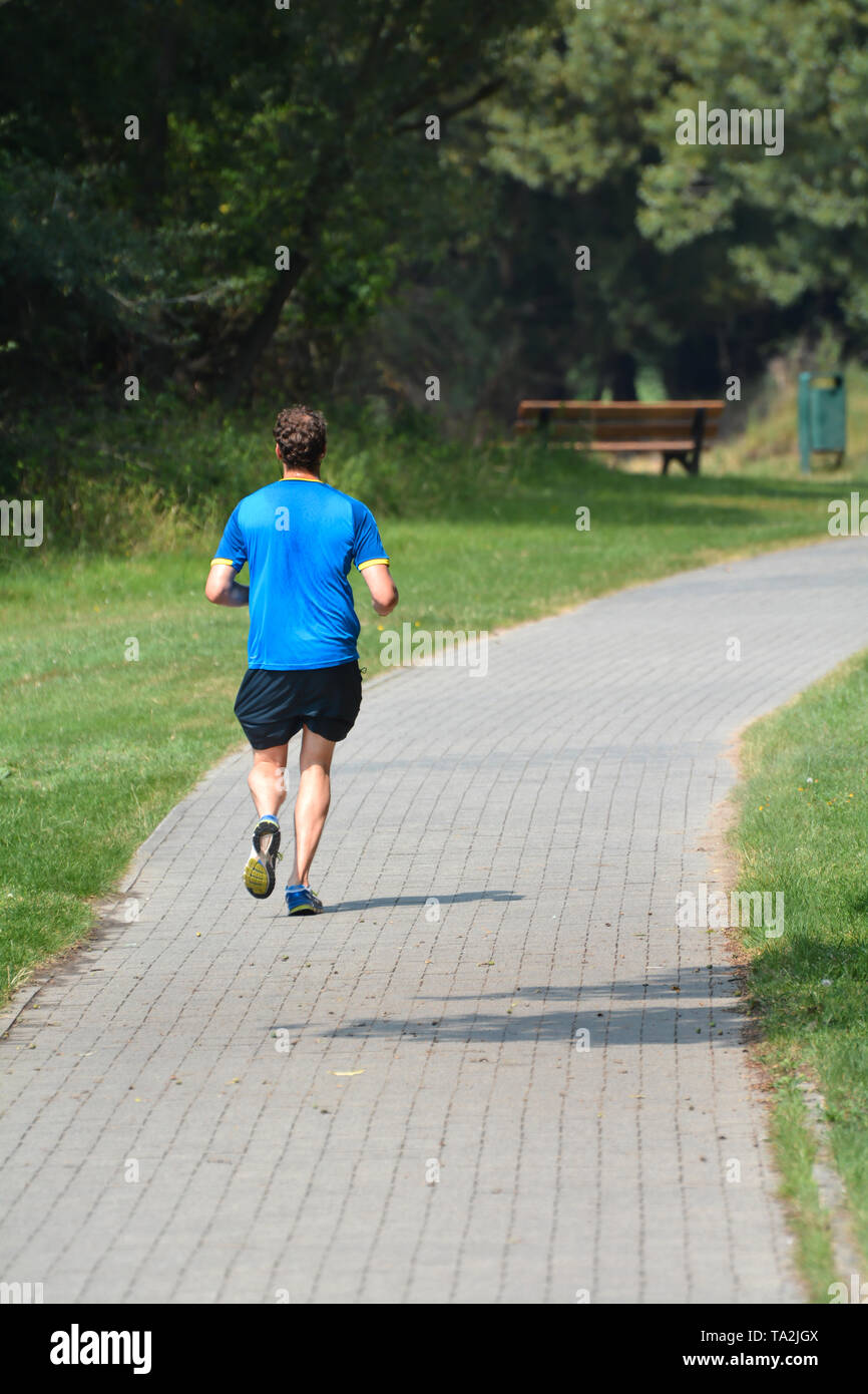 Jogger in einem Park in Magdeburg. Stockfoto