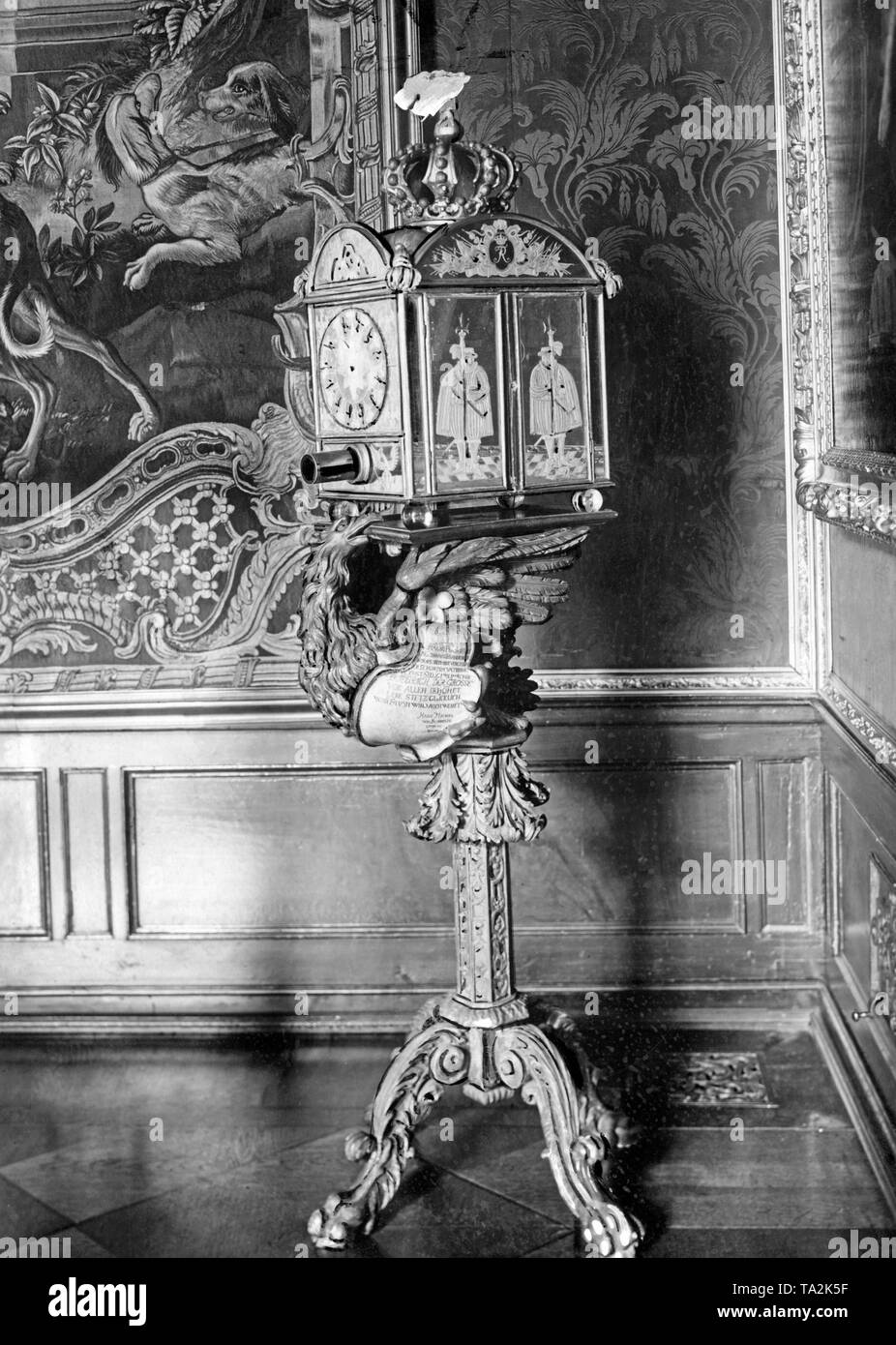 Diese peep Box mit polierten Spiegel Platten, von Hans Michel Dobbeler, steht im Berliner Schloss. Die eingebaute Uhr serviert Friedrich I. als eine Nacht. Stockfoto