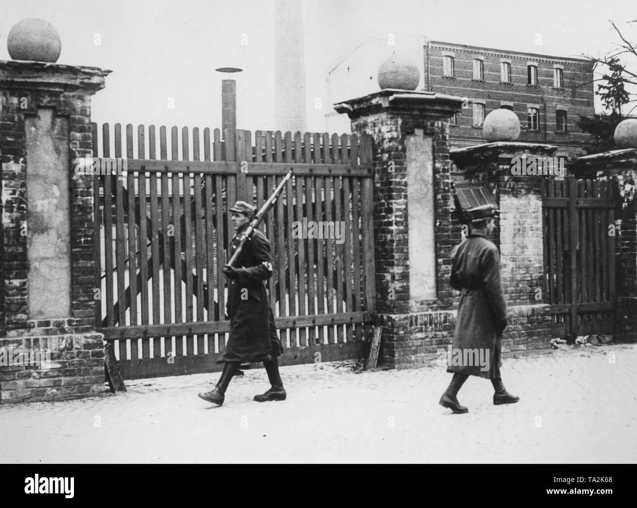 SA-Männer bewachen den Eingang in das Konzentrationslager Oranienburg. Stockfoto