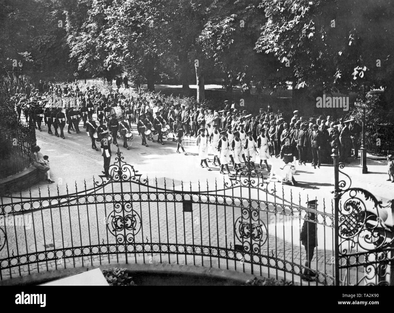 Die britische Parade durch Wiesbaden mit einem militärischen Band spielen. Stockfoto