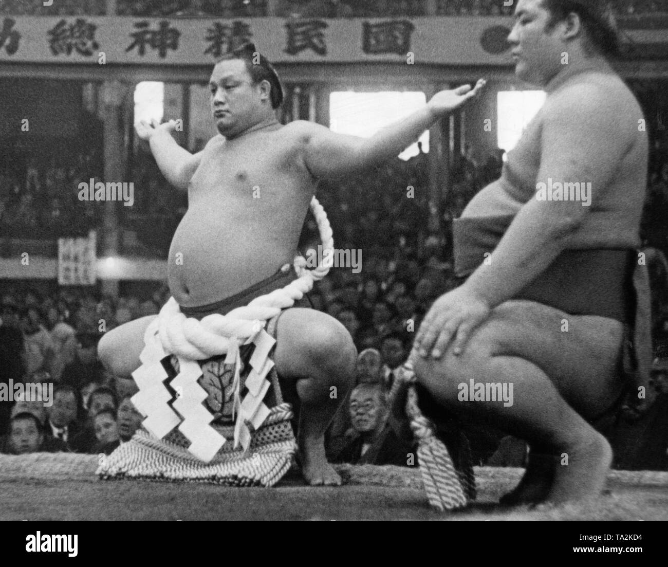 Die japanische Sumo-ringer Futabayama (links) Während des Dohyo-iri, den Ring betreten Zeremonie. Stockfoto
