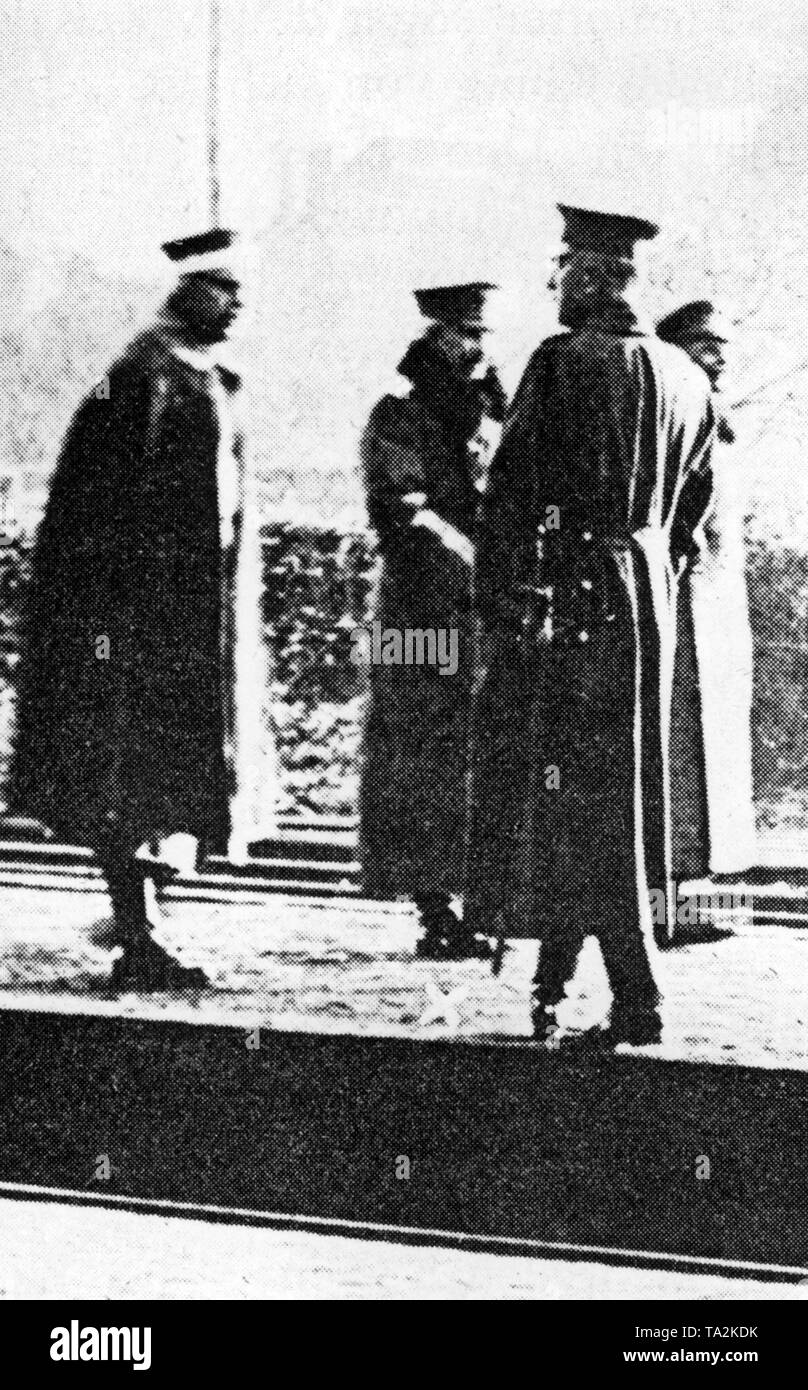 Nach der Abdankung als Kaiser Wilhelm II. nach links Berlin ins Exil in