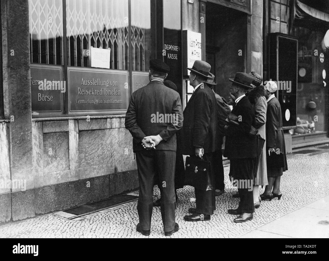 Geschlossenen Zweig der Danat-Bank am Belle-Alliance-Platz in Berlin. Die Darmstaedter und Nationalbank (danat-bank), der drittgrößte Währungsinstitution des Reiches, hatte den Zahlungsverkehr zu stoppen. Stockfoto