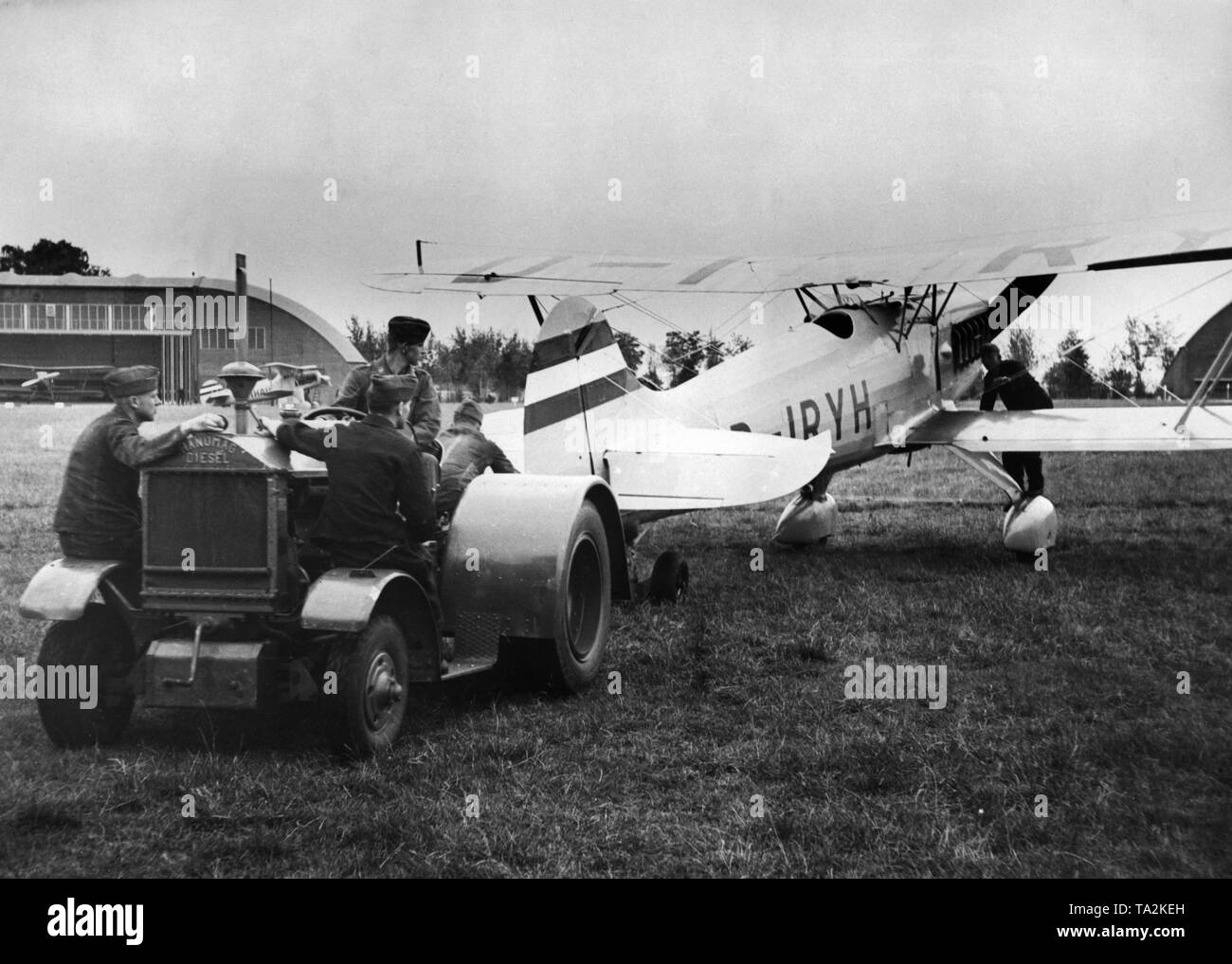 Bodenpersonal der Jagdgeschwader "richthofen" in Doeberitz Einleitung einer Heinkel He 51 Flugzeuge. Die er 51 war zwischen 1934 und 1937 produziert, ab 1936 wurde zum Teil von der Arado Ar 68 ersetzt und ab 1937 intensiv von der Messerschmitt Bf 109 als Standard Kampfflugzeuge ersetzt. Das Bild ist aus der Serie: "Ein Tag am Jagdgeschwader Richthofen'. Zu dieser Zeit ist das fliegergeschwader Doeberitz erhielt die Auszeichnung 'Richthofen', erhielt aber der endgültige Name JG 2 "richthofen" nur auf 1.5.1939, unter dem er später im Zweiten Weltkrieg beteiligt. Stockfoto