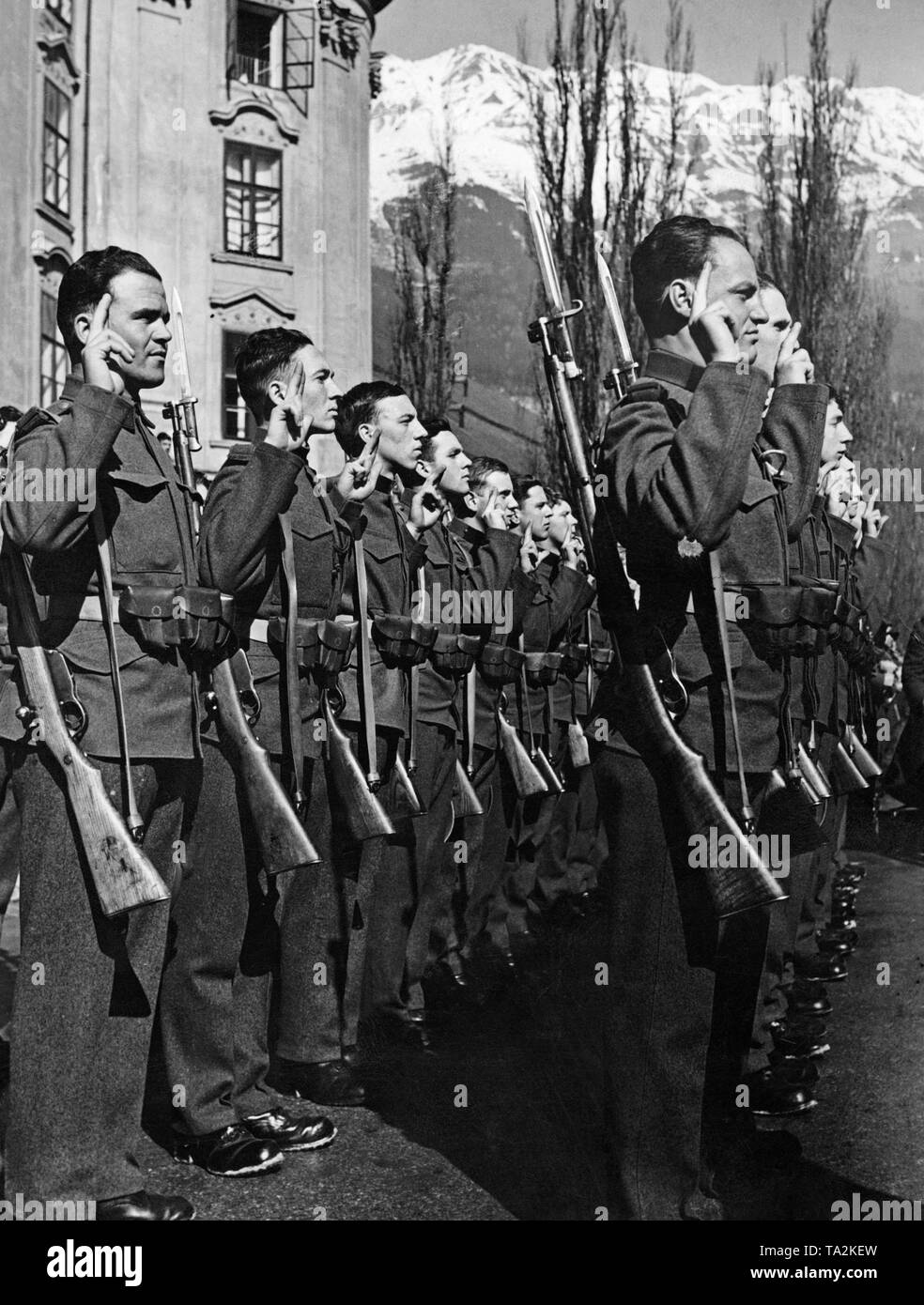 Nach der Annexion Österreichs an das Deutsche Reich, die österreichische Polizei in zu Adolf Hitler geschworen wird. Der Tiroler Jaeger-Regiment ist in andie Adolf Hitler Platz in Innsbruck vereidigt. Stockfoto