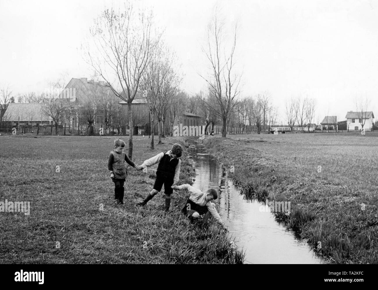 Die Ossa gebildet, der deutsch-polnischen Grenze rund um den Ostpreußischen Dorf Bischofswerder. Durch die Abgrenzung der Vertrag von Versailles wurde der Bahnhof durch die Stadt selbst im Hintergrund getrennt. Stockfoto