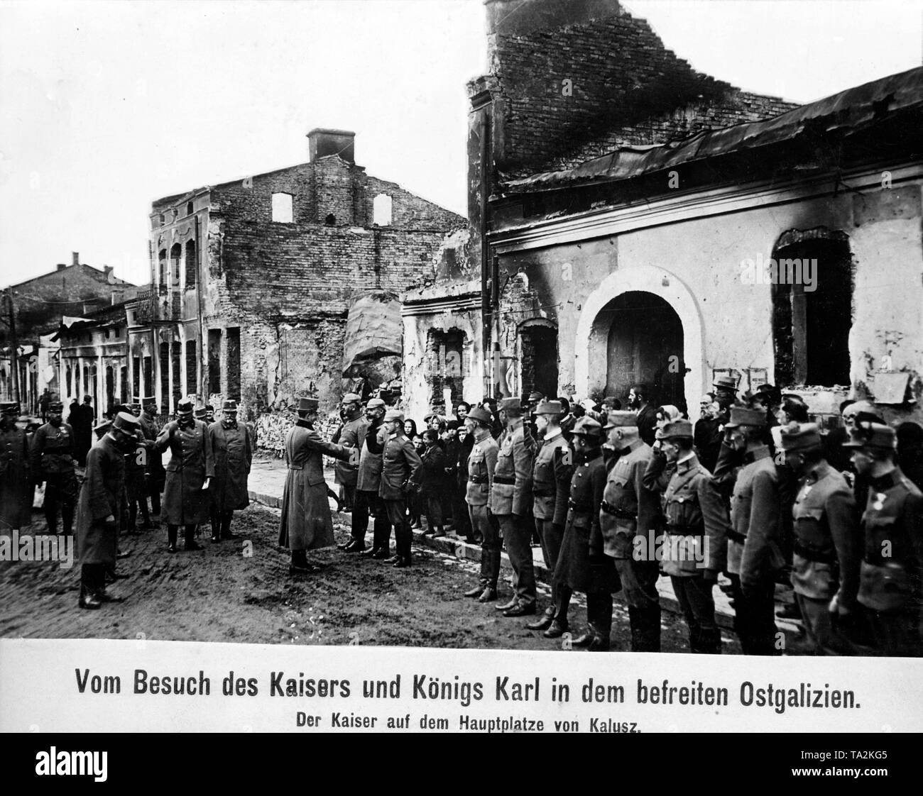 Karl I., Kaiser von Österreich, begrüßt die deutsche und österreichisch-ungarische Offiziere auf dem Hauptplatz von Kalusch (Kalusz) während eines Besuchs Ostgalizien an der Ostfront wieder zurückerobert. Stockfoto