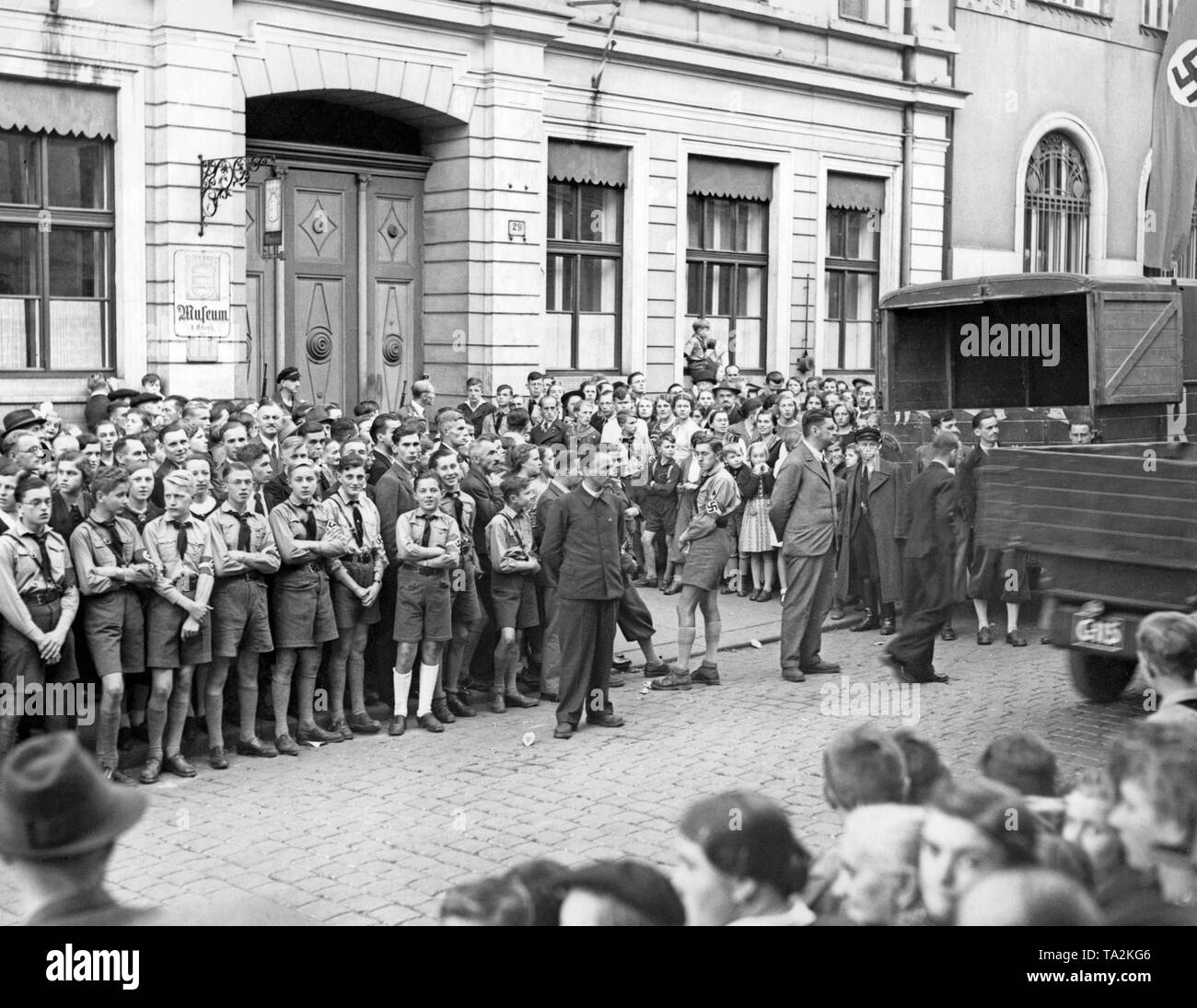 Mitglieder der Hitlerjugend vor der deutschen Hauptquartier, das Museum der, vor der Besetzung des Sudetenlandes. Das Foto wurde vor dem 27. September 1938 berücksichtigt. Stockfoto