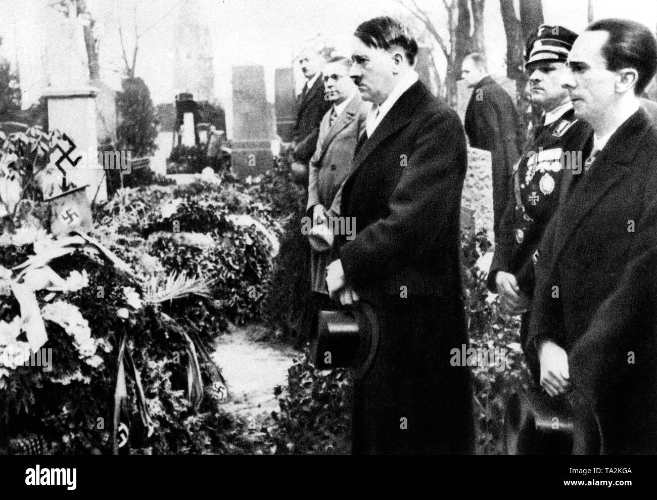 Adolf Hitler, Sepp Dietrich und Josef Goebbels in der luisenstadt Friedhof in Berlin vor der Eröffnung der Reichstag in Potsdam am 21. März 1933. Stockfoto
