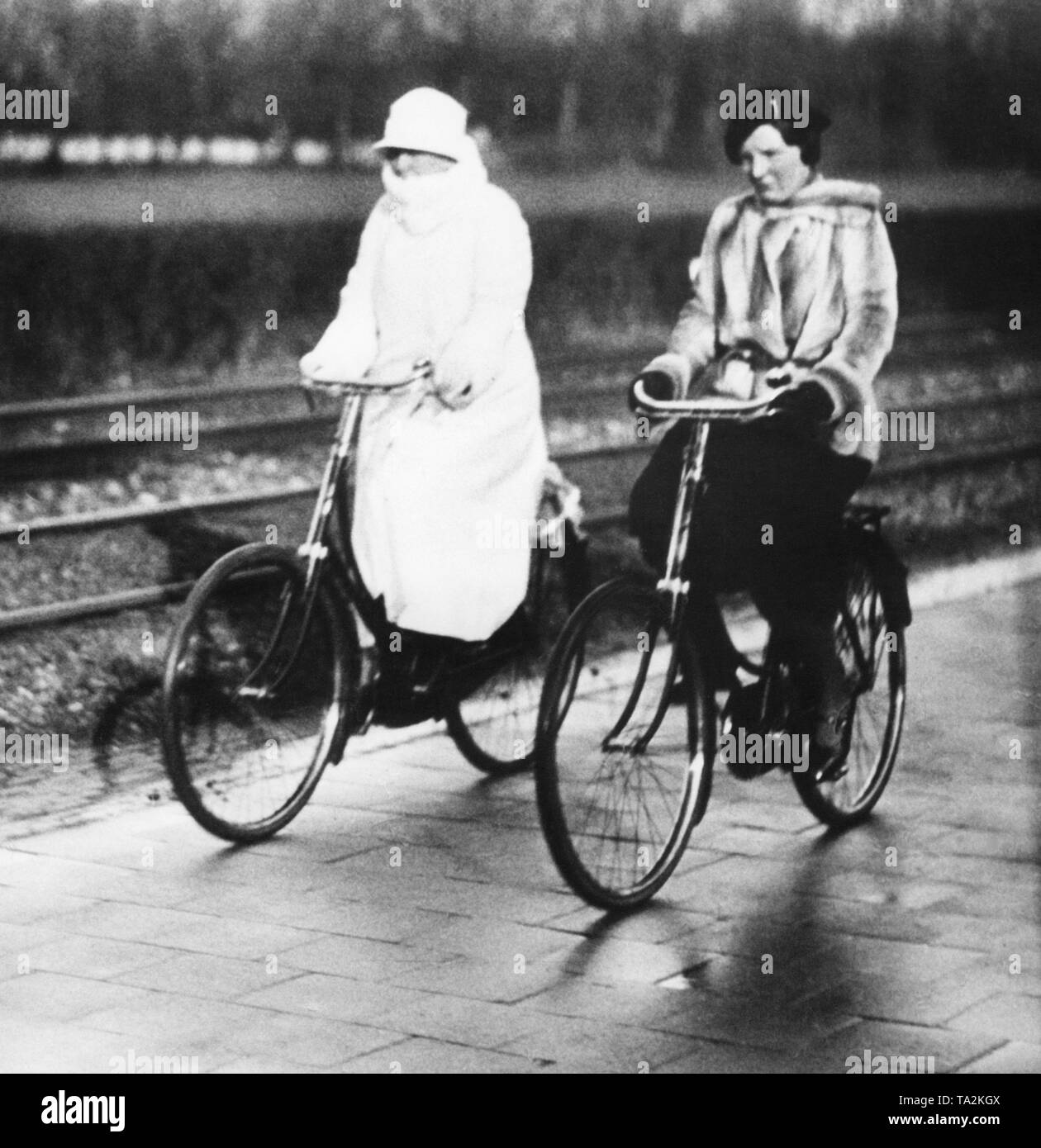 Königin Wilhelmina der Niederlande und ihre Tochter Juliane bei einer gemeinsamen Radtour. Stockfoto