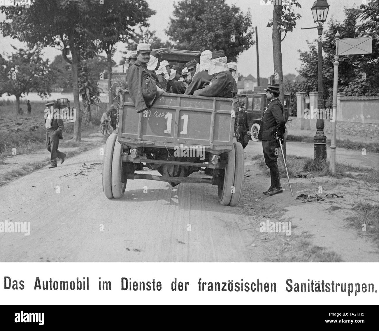 Französische Sanitäter auf dem Bett von einem Lastwagen. Stockfoto