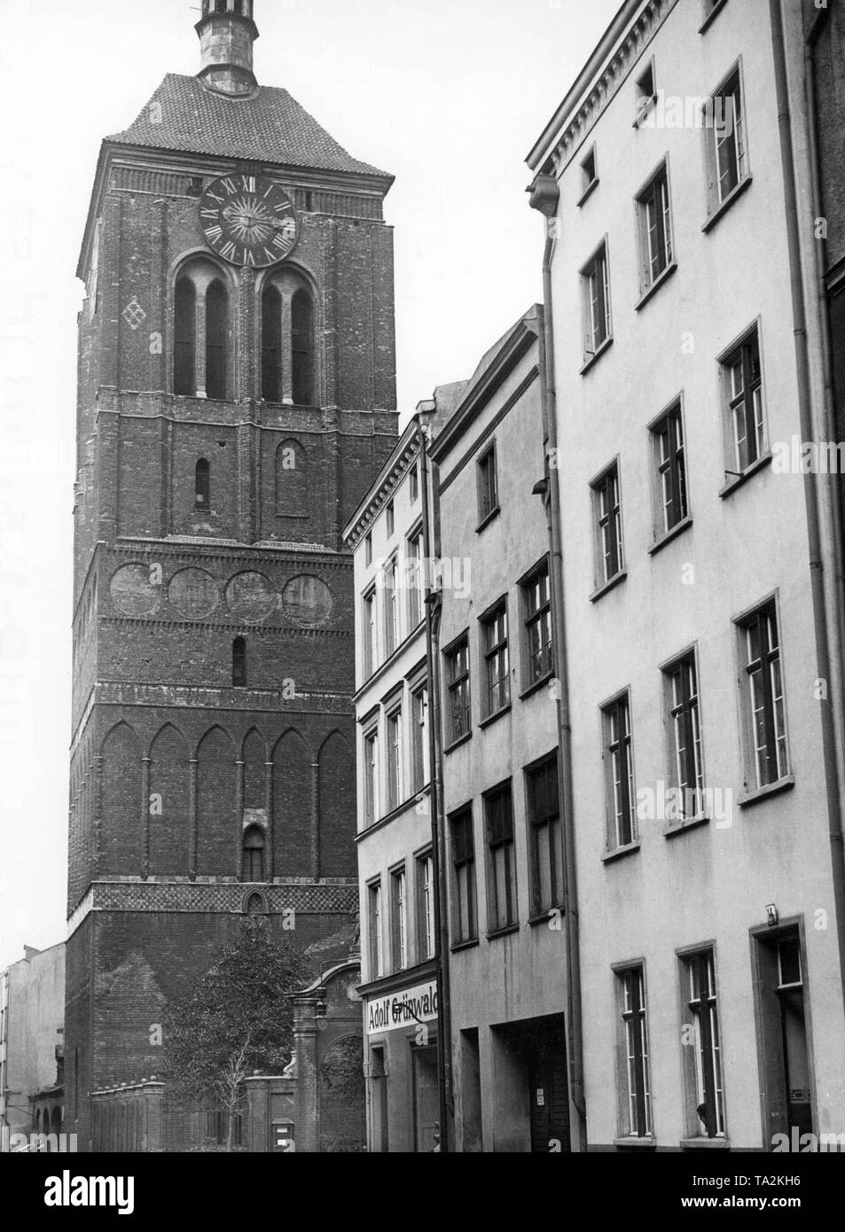 Blick auf den Kirchturm der Kirche St. Johannes in der Stadt Danzig. Es ist sowohl Johannes der Täufer und Johannes der Evangelist. Die Kirche wurde 1377 auf dem Gelände der Holz- St. John's Kapelle erbaut. Bis 1945 wurde die Kirche beherbergt einige bekannte Werke der Kunst, wie die Renaissance Hochaltar von Abraham van den Verstopf t. Jeden Sonntag Dienstleistungen sind in der polnischen, deutschen und Kaschubischen. Stockfoto