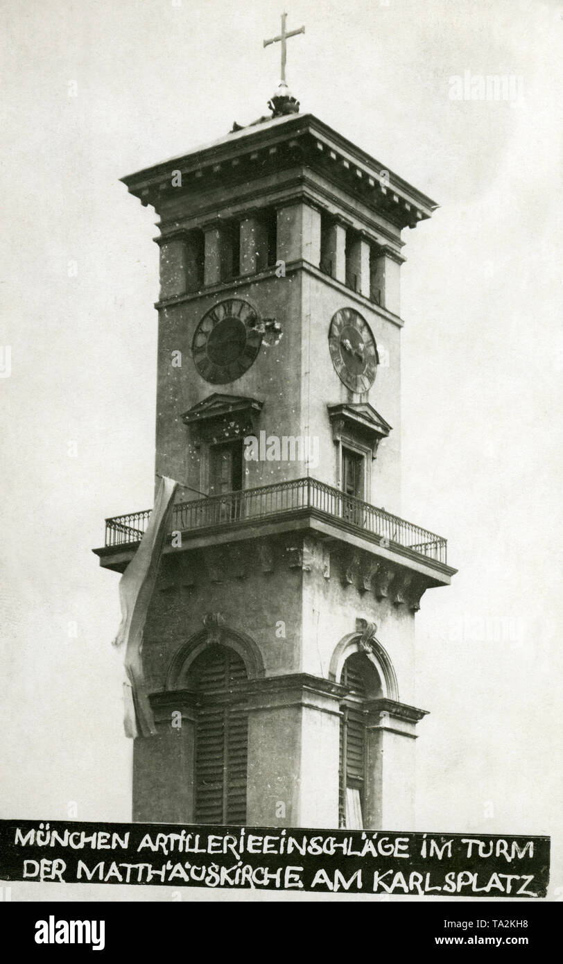 In der Zurückeroberung von München Anfang Mai die Freikorps verwendet Artillerie. Das Bild zeigt den Turm der Kirche St. Matthäus (matthaeuskirche) am Stachus (Karlsplatz), die von der Artillerie Angriff geschlagen wurde. Stockfoto