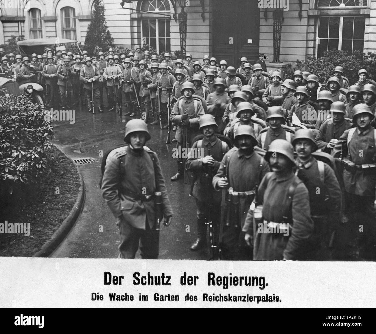 Im Zuge der Berliner Maerzkaempfe (März kämpft) Regierung - loyale Soldaten der Reichskanzlei in der Wilhelmstraße 77, in Berlin. Stockfoto