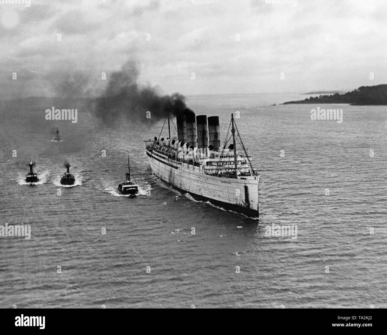 Die 'Mauretania' der Cunard Line fährt über die Firth-of-Forth nach Rosyth, wo Sie verschrottet wurde. Stockfoto