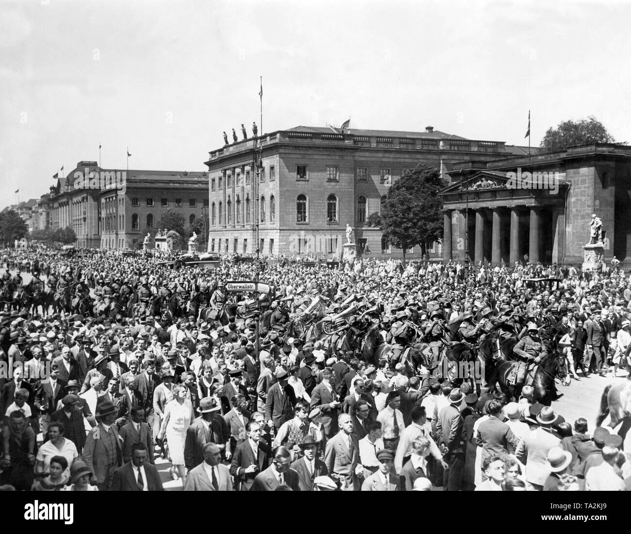 Eine Feier anlässlich der Alliierten Evakuierung der Rheinland statt. Die begeisterte Menge für die Parade deutsche Truppen gesäumt. Die Soldaten marschierten durch die Menge mit einem Brass Band über die Stadt. Stockfoto