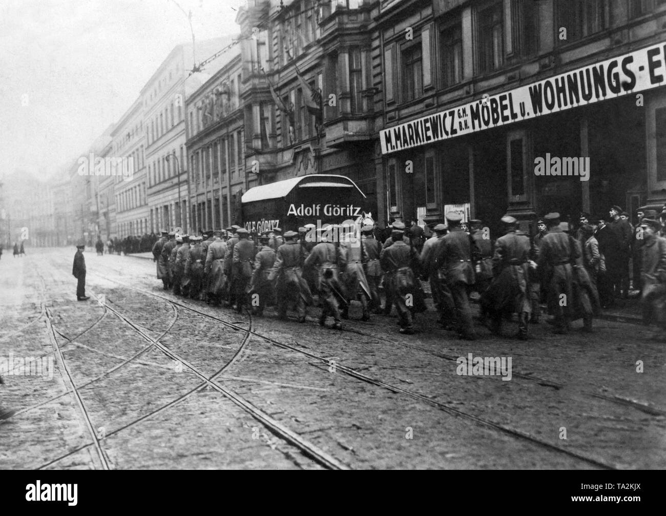 Regierungstruppen patrouillieren durch die Französische Straße in Berlin während der revolutionären Tage im November 1918. Stockfoto