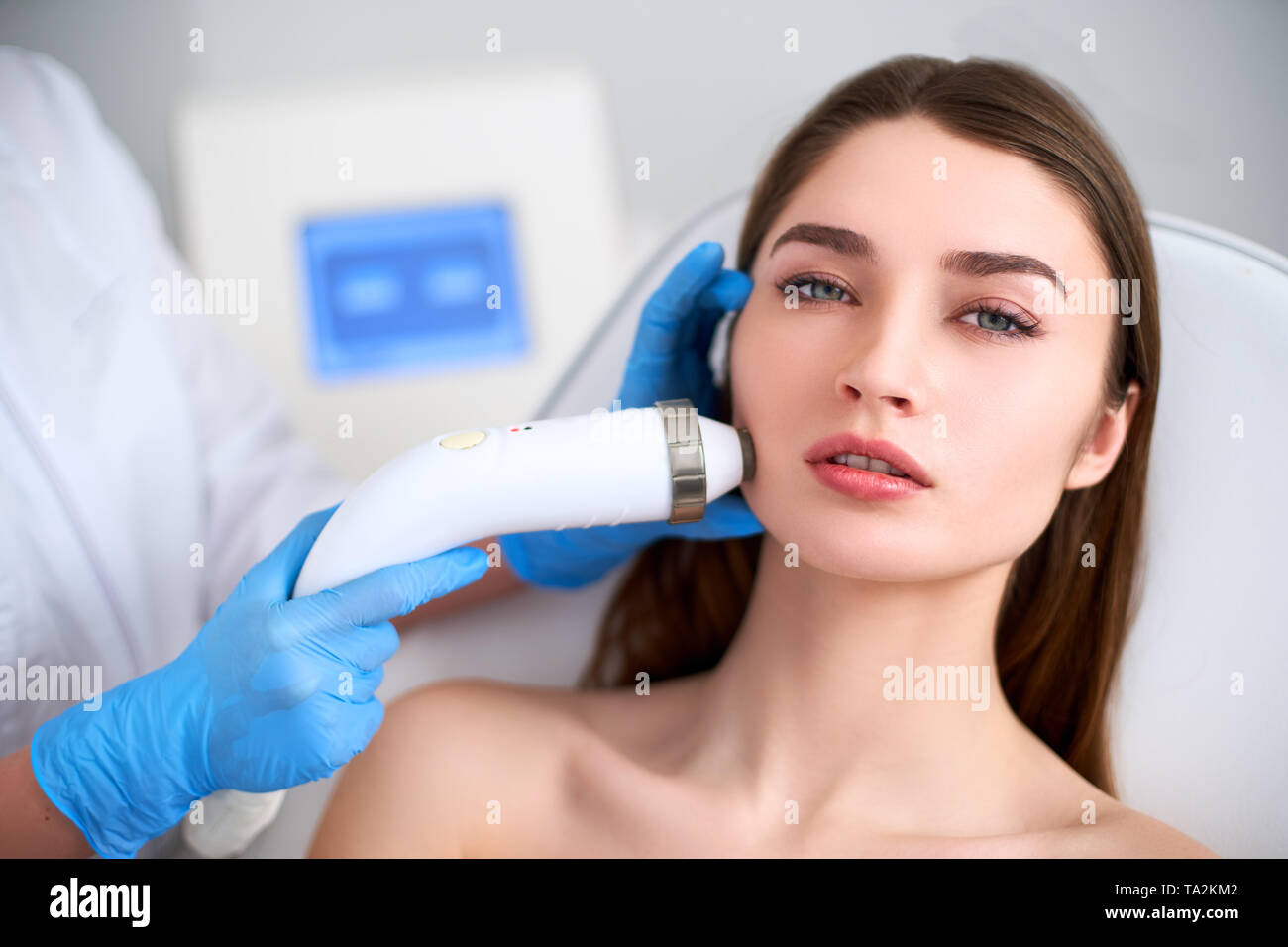 Kosmetikerin Arzt rf tun - hebeverfahren Für makellose Frau Gesicht Verlegung auf medizinische Stuhl in einem Schönheitssalon. Hardware Kosmetologie. Patienten receivin Stockfoto