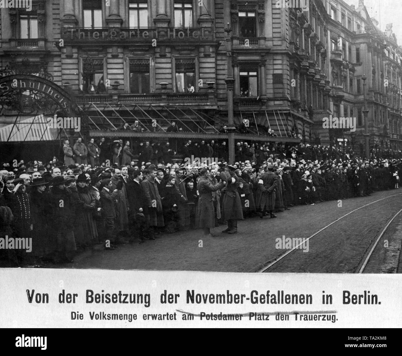 Am Potsdamer Platz Anwohner warten, für die Beerdigung Prozession zu Ehren der Gefallenen Revolutionäre zu bezahlen. Stockfoto