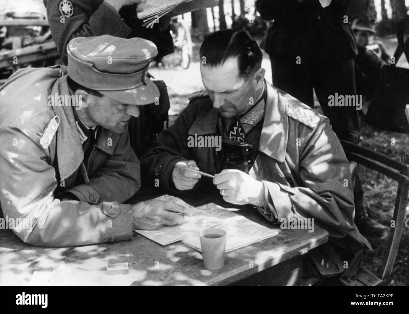 Der Wehrmacht allgemein mit Iron Cross ist die Untersuchung der aktuellen Aufklärungsergebnisse. Stockfoto