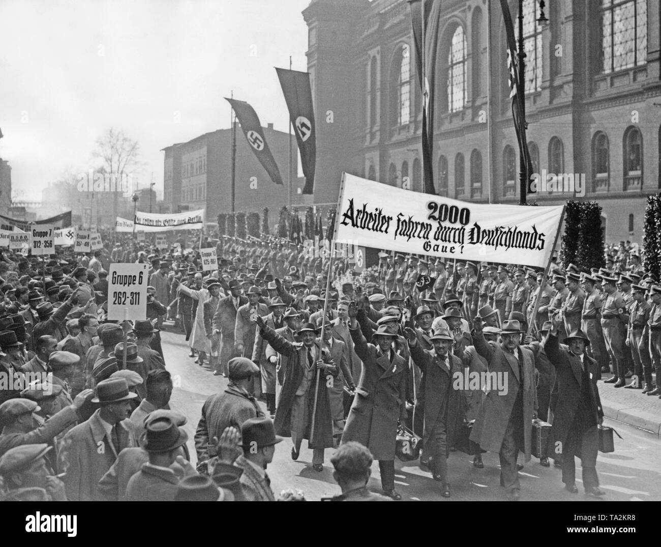 Nach der Annexion Österreichs an das Deutsche Reich, 2000 österreichischer Arbeiter kommen in Berlin. Auf dem Plakat: "2000 Arbeiter fahren Sie durch die gaue Deutschlands". Stockfoto