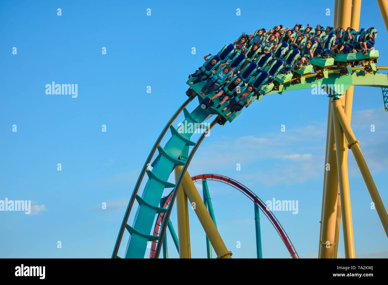 Orlando, Florida. Februar 26, 2019. Menschen Spaß terrific Kraken Achterbahn in Seaworld Theme Park (10) Stockfoto