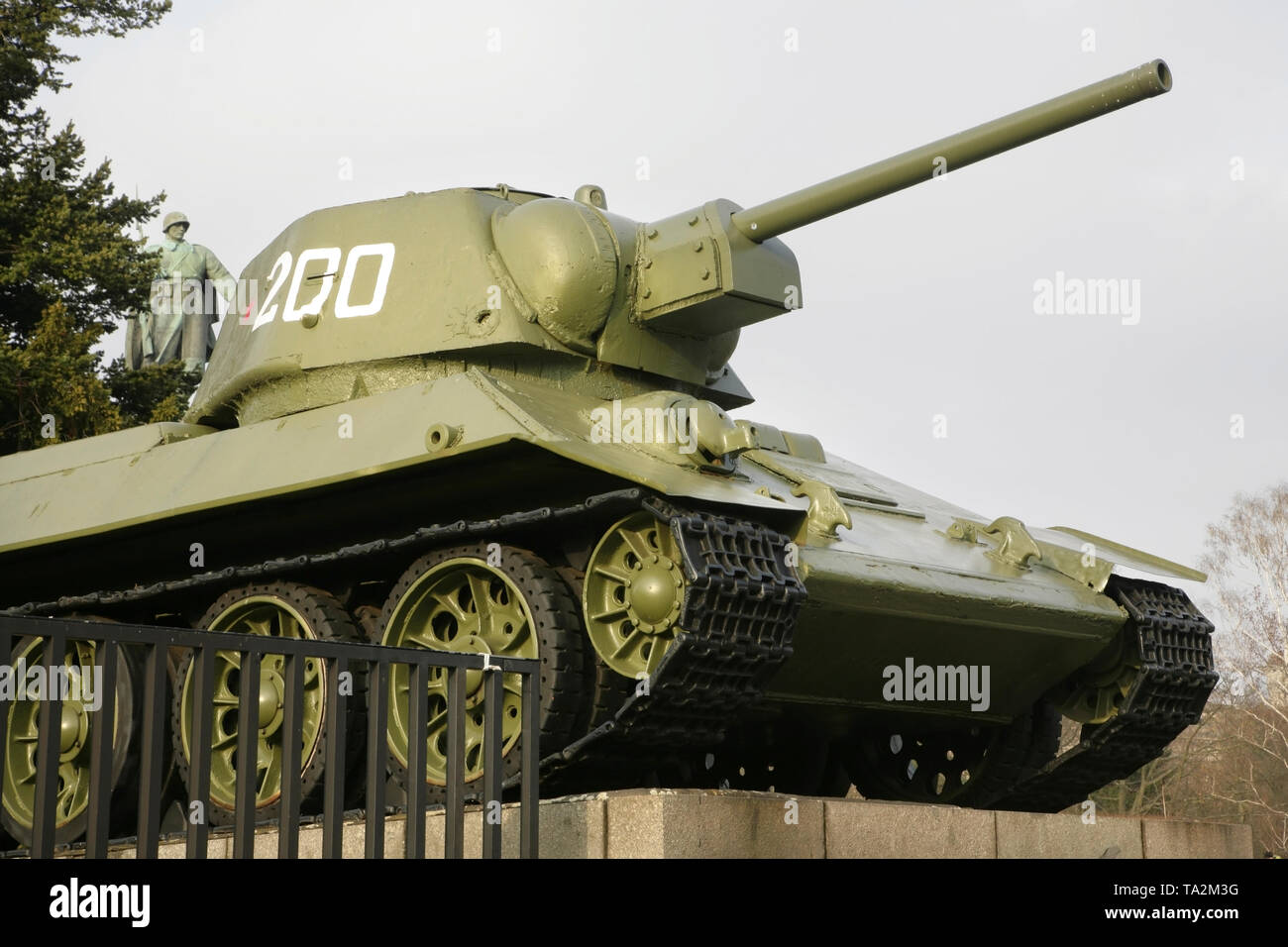 Russische T-34 Tank am Sowjetischen Ehrenmal, Tiergarten Berlin, Deutschland, erinnert an den sowjetischen Verluste während der Schlacht um Berlin im Zweiten Weltkrieg 2. Stockfoto