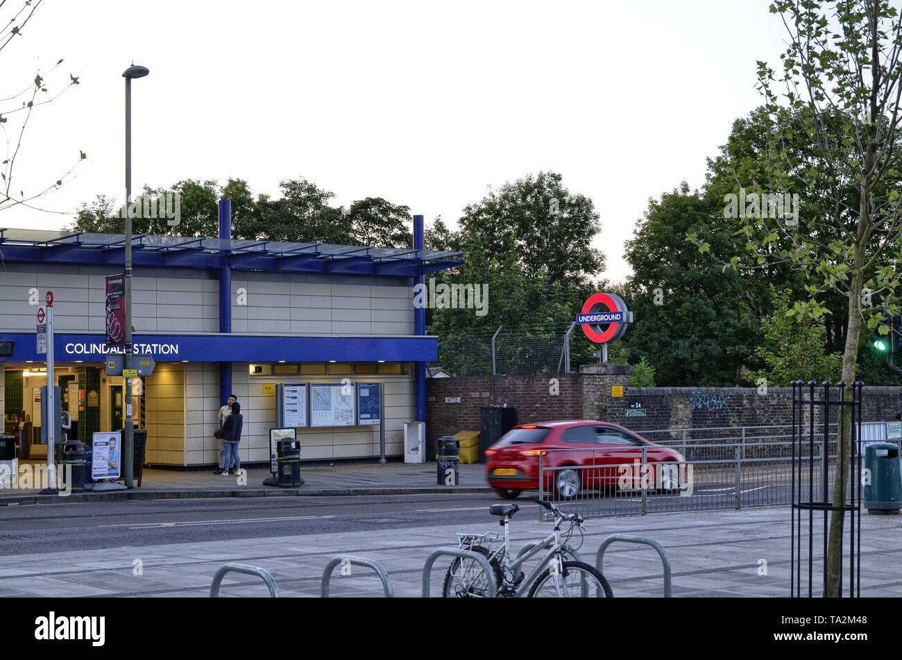 London, Großbritannien, 14. Juni 2018. Der Eingang zur U-Bahn station Colindale, am Stadtrand von London. In der Dämmerung die unverkennbaren roten Circ. Stockfoto