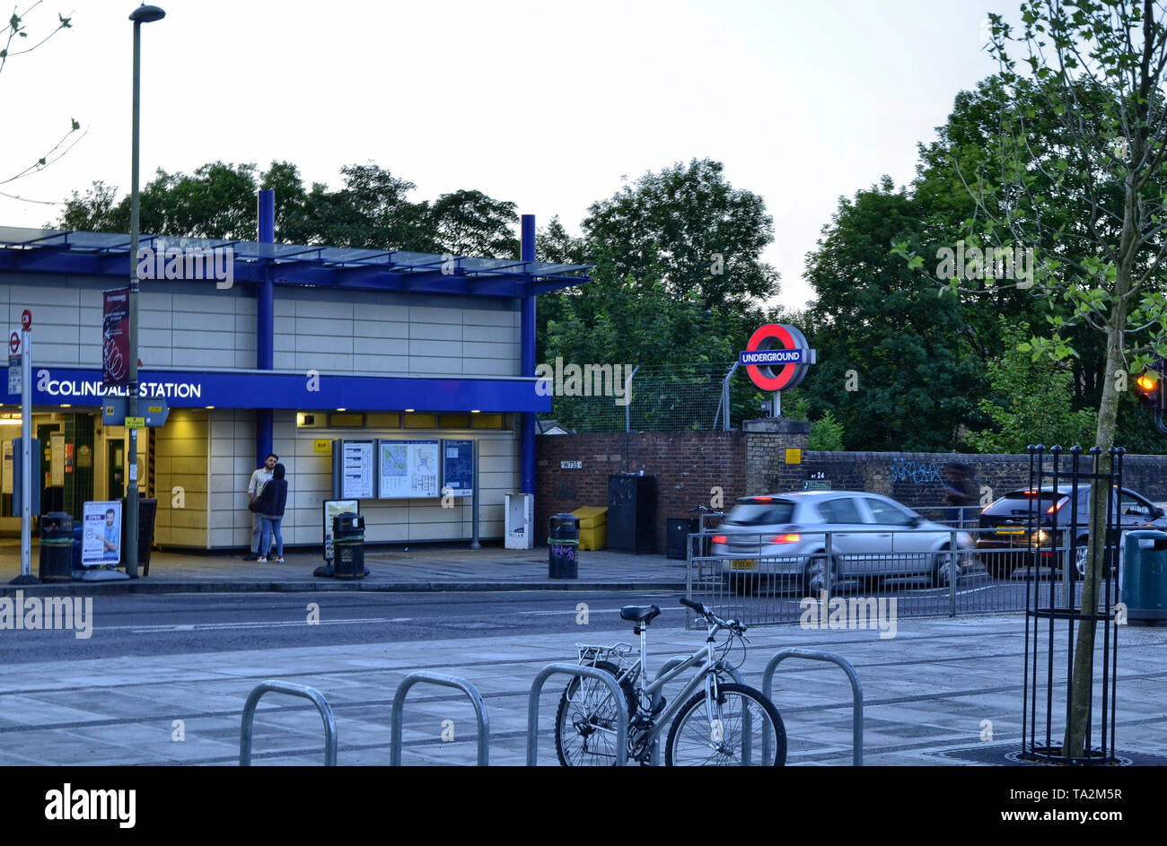 London, Großbritannien, 14. Juni 2018. Der Eingang zur U-Bahn station Colindale, am Stadtrand von London. In der Dämmerung die unverkennbaren roten Circ. Stockfoto