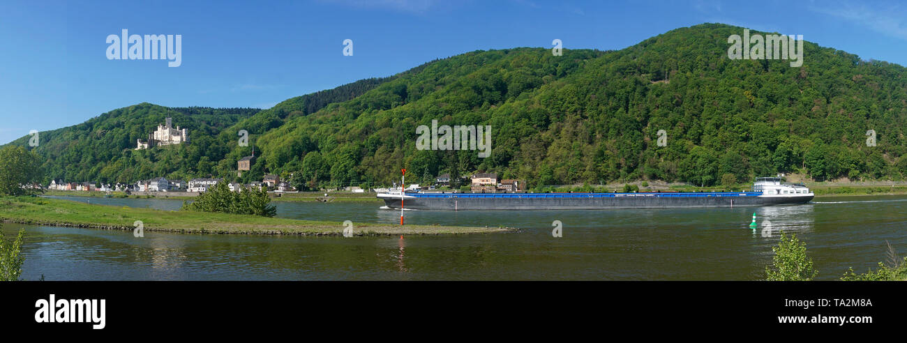 Frachtschiff auf dem Rhein bei Schloss Stolzenfels, neugotische Hangburg bei Koblenz, UNESCO-Welterbe, Oberes Mittelrheintal, Rheinland-Pfalz, English Stockfoto